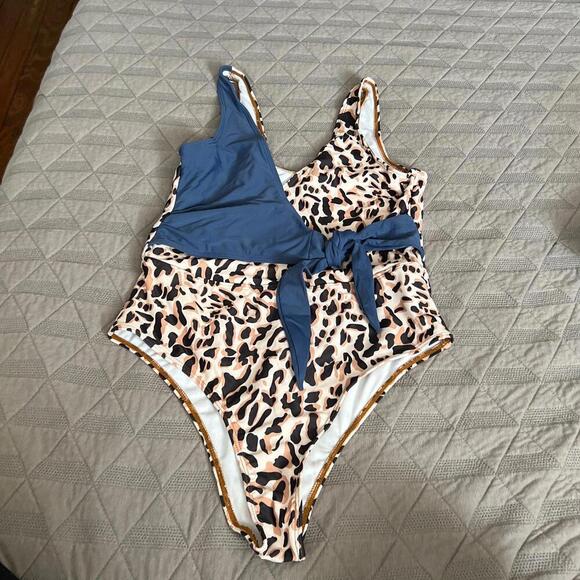 One Piece Swimsuit Shein Large - Picture 3 of 3